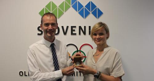 Predaja uradnega srebrnika Leon Štukelj Olimpijskemu komiteju Slovenije za Pariz 2024