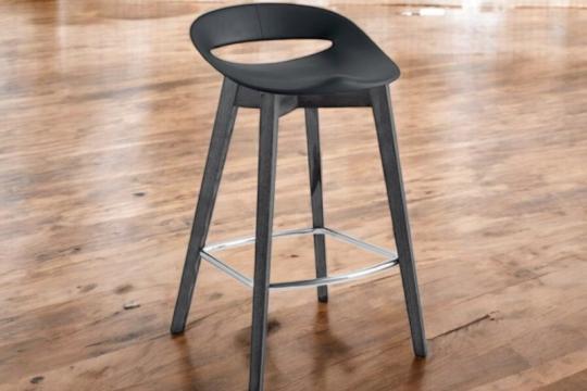 Barski stoli COSMOPOLITAN z lesenim podnožjem 