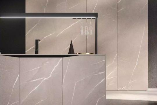 Kuhinja ELEMENTI siva moderna kuhinja v imitaciji marmorja  