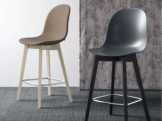 Barski stol ACADEMY z lesenim podnožjem