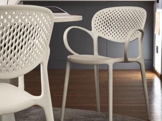 Stol ABBY s perforiranim naslonom