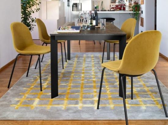 Stol ACADEMY s kovinskim podnožjem