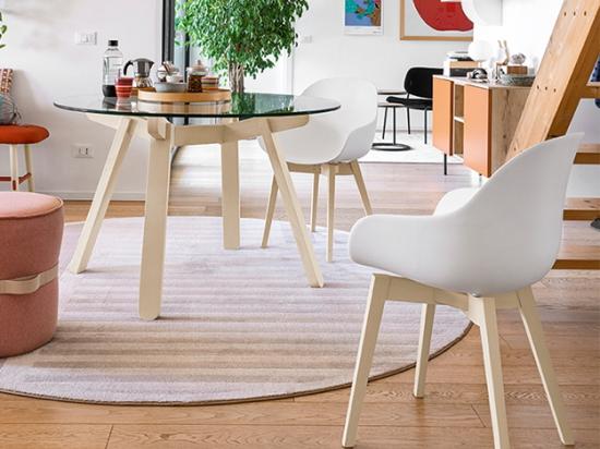 Stol ACADEMY z rokonaslonom in lesenim podnožjem