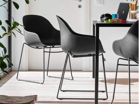 Stol ACADEMY s kovinskim podnožjem 