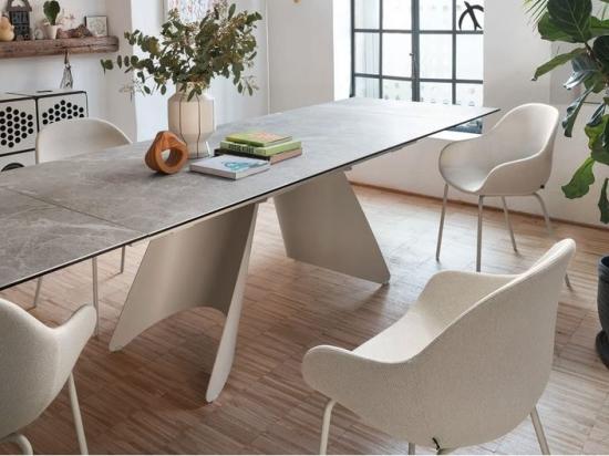 Stol ACADEMY z rokonaslonom in kovinskim podnožjem