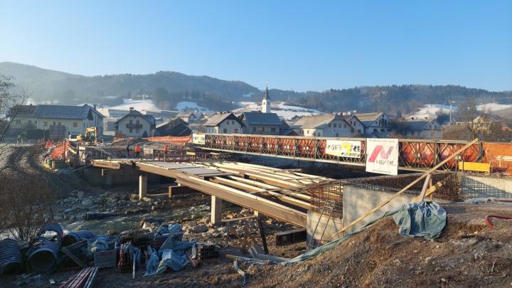Gradnja novega mostu čez Soro v Gorenji vasi. Foto: arhiv občine