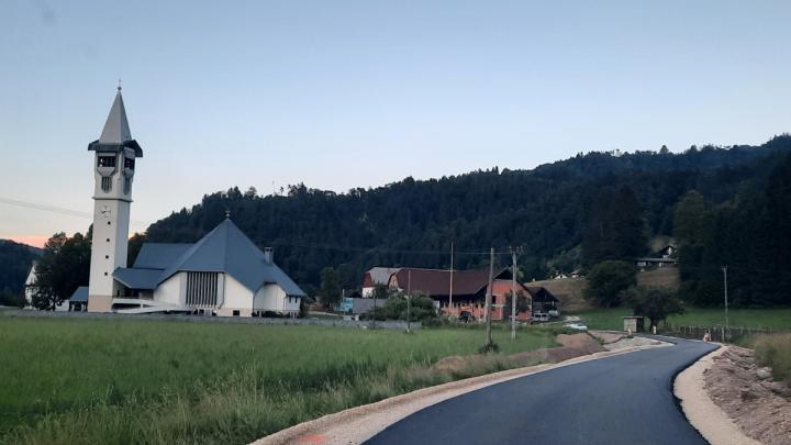 Asfaltirana cesta v Predmostu do Podbregarja. Foto: Anton Debeljak