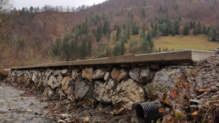Podporni zid v Kopačnici bo preprečil vodno erozijo na območju ceste. Foto Lidija Razložnik