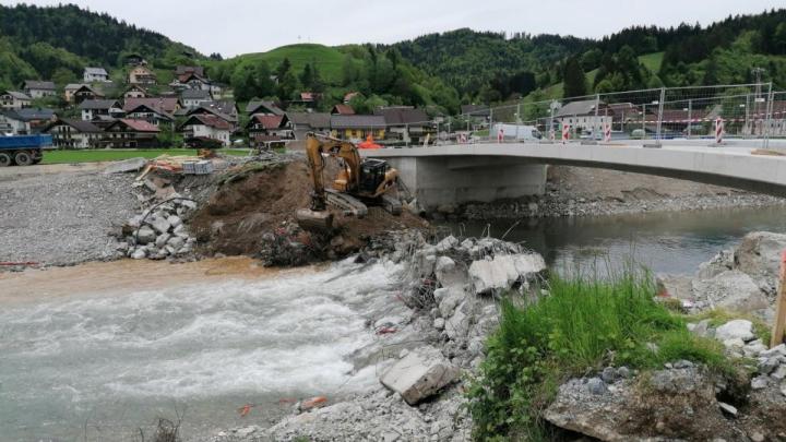 Rušenje starega mostu v Poljanah nad Škofjo Loko. Foto: Igor Kržišnik