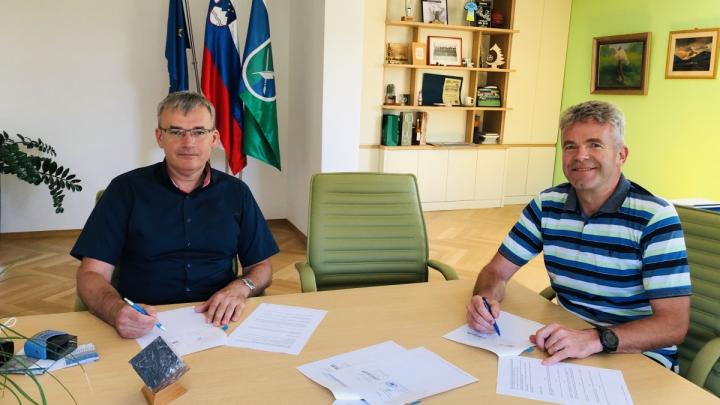 Župan občine Gorenja vas – Poljane Milan Čadež in Stanislav Remic, direktor podjetja Gorenjska gradbena družba d.d., sta danes podpisala gradbeni pogodbi.