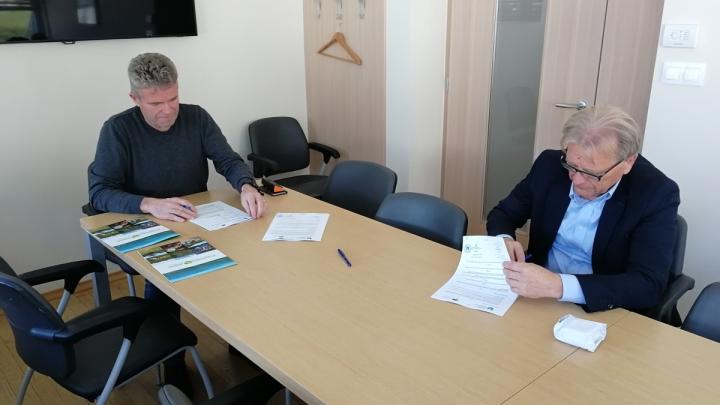 Pogodbo sta podpisala župan g. Milan Čadež in direktor g. Igor Božič