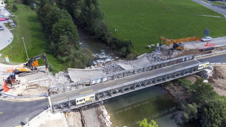 Pričetek gradnje novega mostu v Gorenji vasi. Foto: Vito Debelak