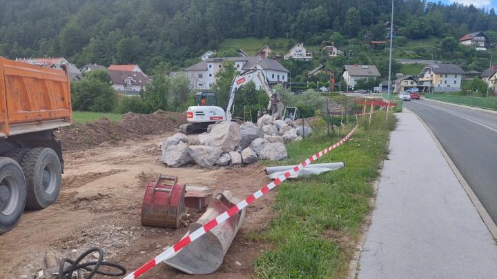 Začetek gradnje novega mostu v Gorenji vasi. Foto: Boštjan Kočar