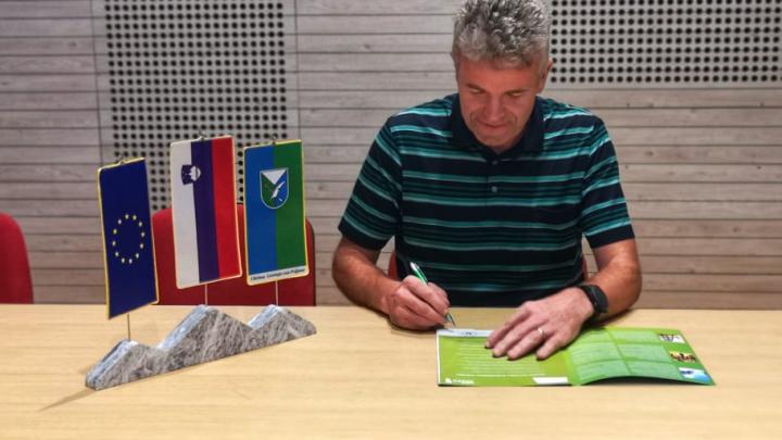 Župan Milan Čadež se je s podpisom zavezal k zeleni politiki za občino Gorenja vas - Poljane.