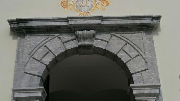 Obnova freske nad vhodnimi vrati dvorca Visoko. Foto: Martina Ambrožič Tušar