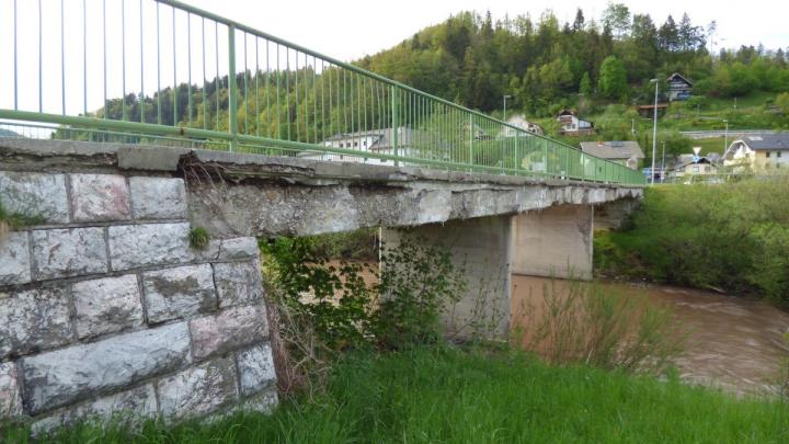 Dotrajani most čez Poljansko Soro bodo nadomestili z novim. FOTO: Jure Ferlan