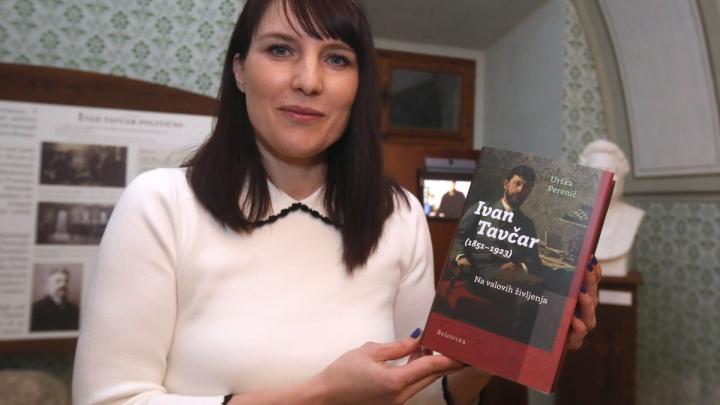 Urška Perenič je v Dvorcu Visoko predstavila svojo novo knjigo z naslovom Ivan Tavčar: Na valovih življenja. FOTO: GORAZD KAVČIČ