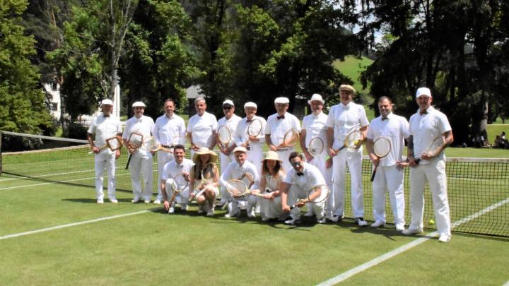 Skupinska fotografija tenisačev v belem (foto: Miha Pustavrh)