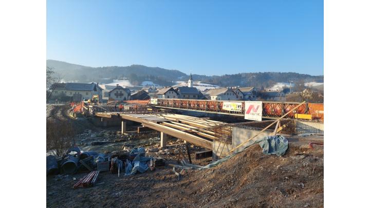 Gradnja novega mostu čez Soro v Gorenji vasi. Foto: arhiv občine