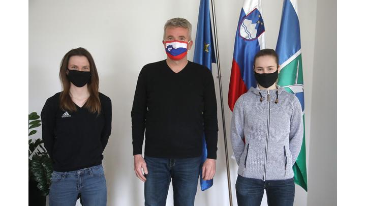 Župan sprejel skakalni junakinji sezone Niko Križnar in Emo Klinec. Foto: Gorazd Kavčič