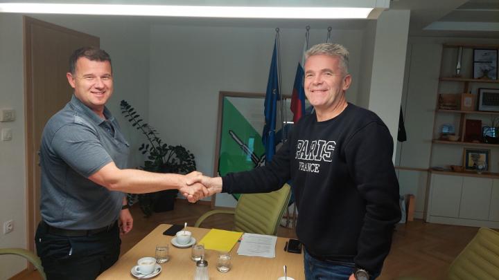 Marko Božič, direktor Mapri proasfalti, in Milan Čadež, župan