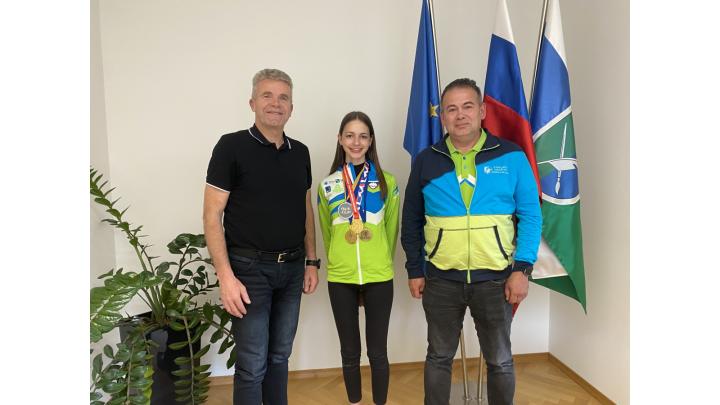 Milan Čadež sprejel na obisk Manjo Slak ter Aleša Koširja, trenerja in predsednika društva. Foto: arhiv občine.