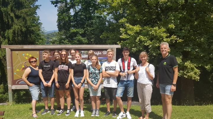 Najuspešnejši učenci z županom na izletu. Foto: arhiv občine