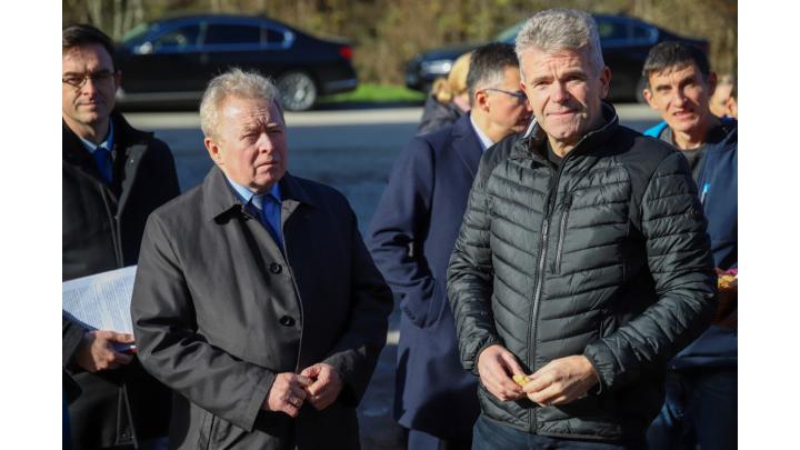 Evropski komisar za kmetijstvo Janusz Wojciechowski in župan Milan Čadež na ogledu škode v Poljanski dolini. Foto: MKGP