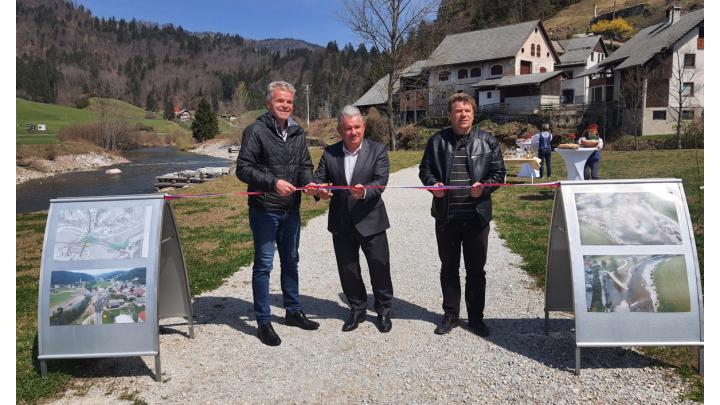 Trak so slavnostno prerezali (od leve proti desne): Milan Čadež, župan Občine Gorenja vas Poljane, mag. Andrej Vizjak, minister za okolje in prostor ter Igor Kržišnik, vodja del iz strani Občine Gorenja vas - Poljane.
