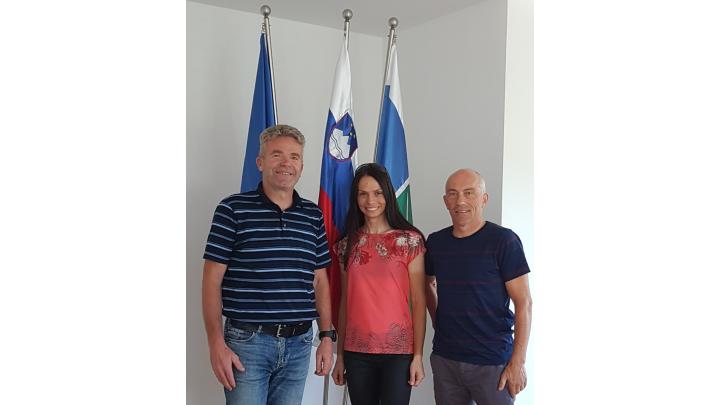 Gorazd Penko, direktor Maratona Franja BTC City v spremstvu Urše Pintar, letošnje državne prvakinje v cestni vožnji in župana Milana Čadeža