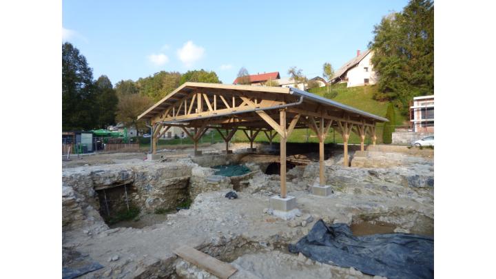 Arheološko najdišče v središču Poljan so zaščitili z začasno nadstrešnico. Foto: Jure Ferlan