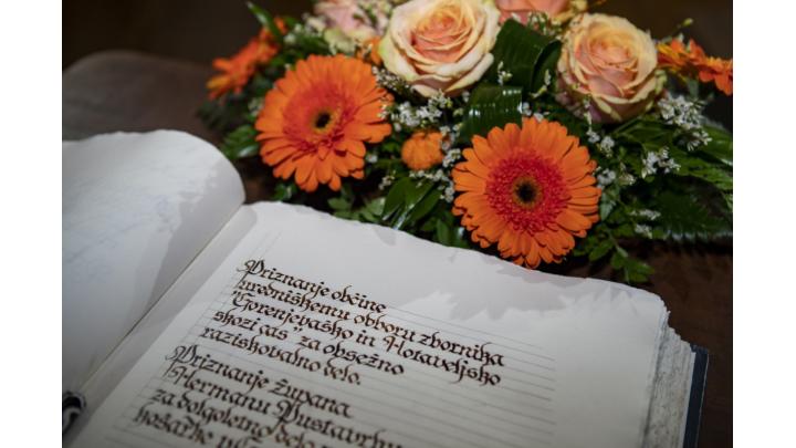 Prejemniki priznanj občine za leto 2021 z županom Milanom Čadežem (z leve proti desni): Silvo Pivk, Damjana Peternelj, Mirjana Možina, Valentin Bogataj, Uredniški odbor Zbornika Gorenjevaško in Hotaveljsko skozi čas, Tomaž Ažbe, TD Stari vrh, Jakob Stanonik, PD Cempin, Herman Pustavrh, Blaž Potočnik, Blaž Mravlja, PGD Hotavlje, Alex Mirčevski, KŠPD.