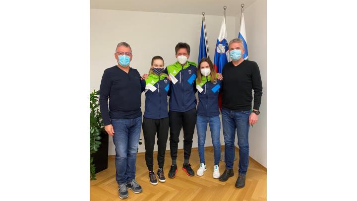 Milan Čadež skupaj s podžupanom Antonom Debeljakom sprejel na obisk skakalni olimpijki Niko Križnar in Emo Klinec ter trenerja ženske A reprezentance Zorana Zupančiča.