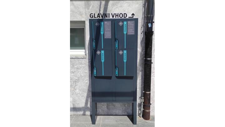 Paketnik za prevzem gradiva.
