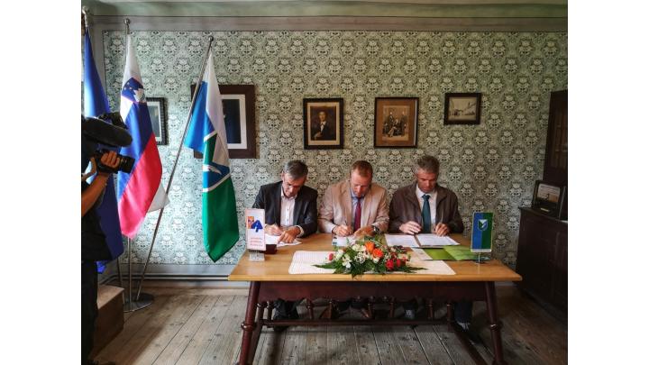 Podpis pogodbe: Gorenjska gradbene družbe Stanislav Remic, direktor Direkcije za vode Tomaž Prohinar in župan občine Gorenja vas – Poljane Milan Čadež. (Foto: Jana Oblak)