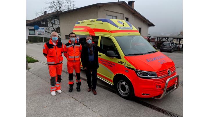 Vozilo so prevzeli direktor Zdravstvenega doma Škofja Loka Aleksander Stepanović, Primož Režek, vodja zdr. nege v NMP in Anton Debeljak, podžupan občine Gorenja vas - Poljane.