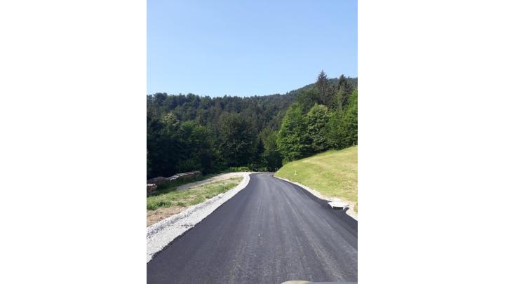 Asfaltiran 800 m dolg odsek od Ferjanovcove grape (ekološki otok) do Mežnarja.