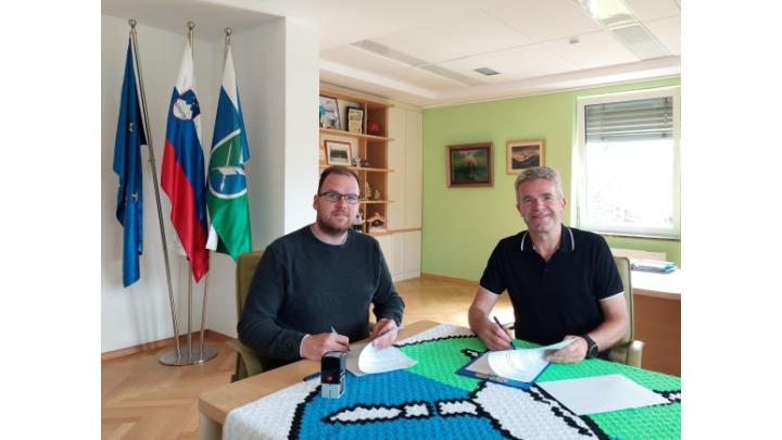 Gašper Uršič, župan občine Cerkno, in Milan Čadež, župan občine Gorenja vas - Poljane, sta podpisala sofinancerski sporazum za ureditev dela odseka lokalne ceste Stara Oselica – Podlanišče