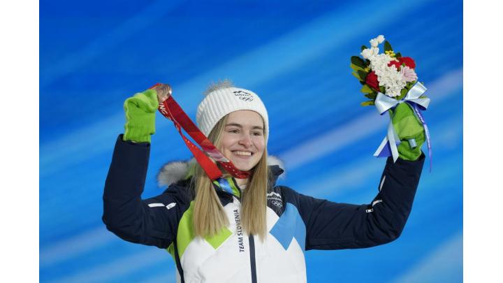 Bronasta olimpijska medalja je okoli vratu Nike Križnar. Foto: AP