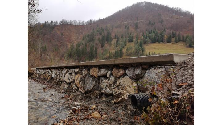 Podporni zid v Kopačnici bo preprečil vodno erozijo na območju ceste. Foto Lidija Razložnik