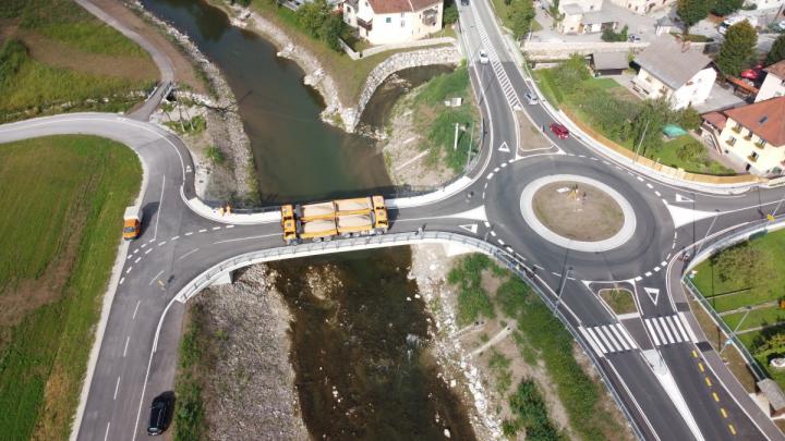 Urejen izliv Ločivnice v Soro, novo krožišče in most v Poljanah. Fotografija je bila posneta ob težnostnem preizkusu mostu. FOTO: ARHIV GGD