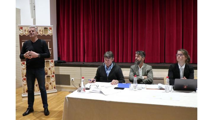 V Sokolskem domu je prisotne uvodoma pozdravil predsednik združenja Milan Brence, nato sta jih nagovorila še direktor Kmetijsko gozdarske zbornice Slovenije, Janez Pirc, in Milan Čadež, župan Občine Gorenja vas – Poljane. 	Vir fotografij: Združenje kmečkih sirarjev Slovenije. Foto: Tatjana Čop	