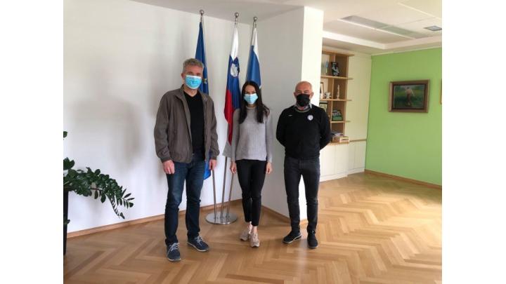 Gorazd Penko, direktor Maratona Franja BTC City v spremstvu Urše Pintar, letošnje državne prvakinje v cestni vožnji in župana Milana Čadeža