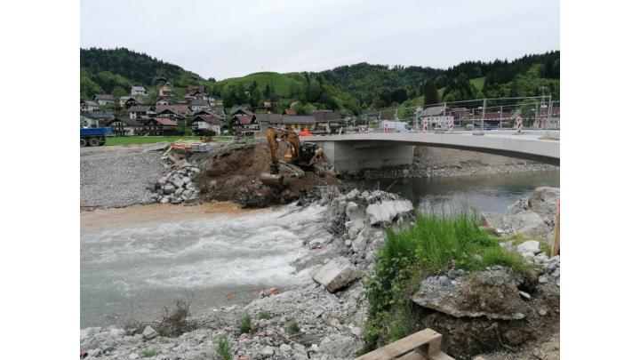 Rušenje starega mostu v Poljanah nad Škofjo Loko. Foto: Igor Kržišnik