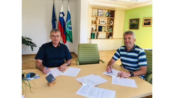 Župan občine Gorenja vas – Poljane Milan Čadež in Stanislav Remic, direktor podjetja Gorenjska gradbena družba d.d., sta danes podpisala gradbeni pogodbi.