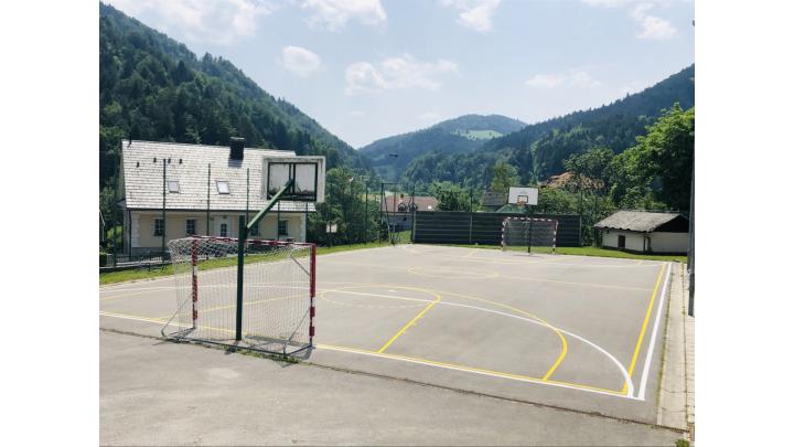Zarisovanje črt na igrišču na Trebiji. Foto: arhiv občine