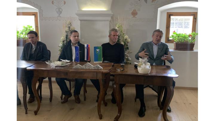 Na tiskovni konferenci so bili prisotni (od leve proti desni): Andrej Hoivik, podsekretar, Žan Mahnič, državni sekretar za nacionalno varnost, Milan Čadež, župan Občine Gorenja vas - Poljane in dr. Vasko Simoniti, minister za kulturo. Foto: arhiv občine