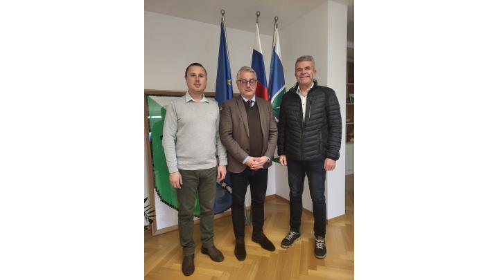 Na obisku Matjaž Han, minister za gospodarstvo, turizem in šport (od leve proti desni: Žan Mahnič, poslanec DZ; Matjaž Han, minister in Milan Čadež, župan). Foto: arhiv občine
