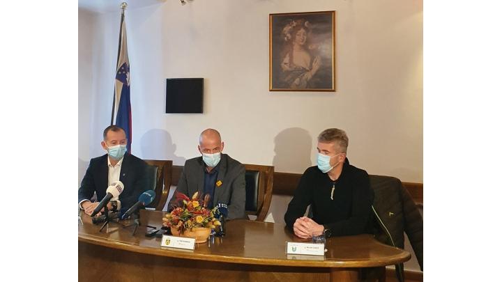 Sporazum o sodelovanju so podpisali Enzo Smrekar, predsednik SZS, Tine Radinja, župan občine Škofja Loka in Milan Čadež, župan občine Gorenja vas - Poljane.