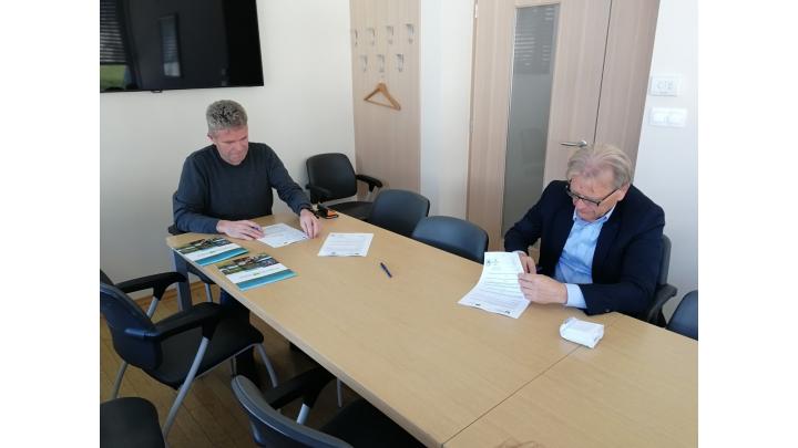 Pogodbo sta podpisala župan g. Milan Čadež in direktor g. Igor Božič